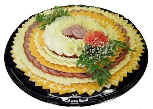 Фруктовая тарелка с красивым оформлением на праздничный стол